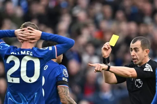 Các hành vi phạm lỗi trực tiếp như chắn người, đẩy ngã hay tắc bóng gây nguy hiểm trong vòng cấm