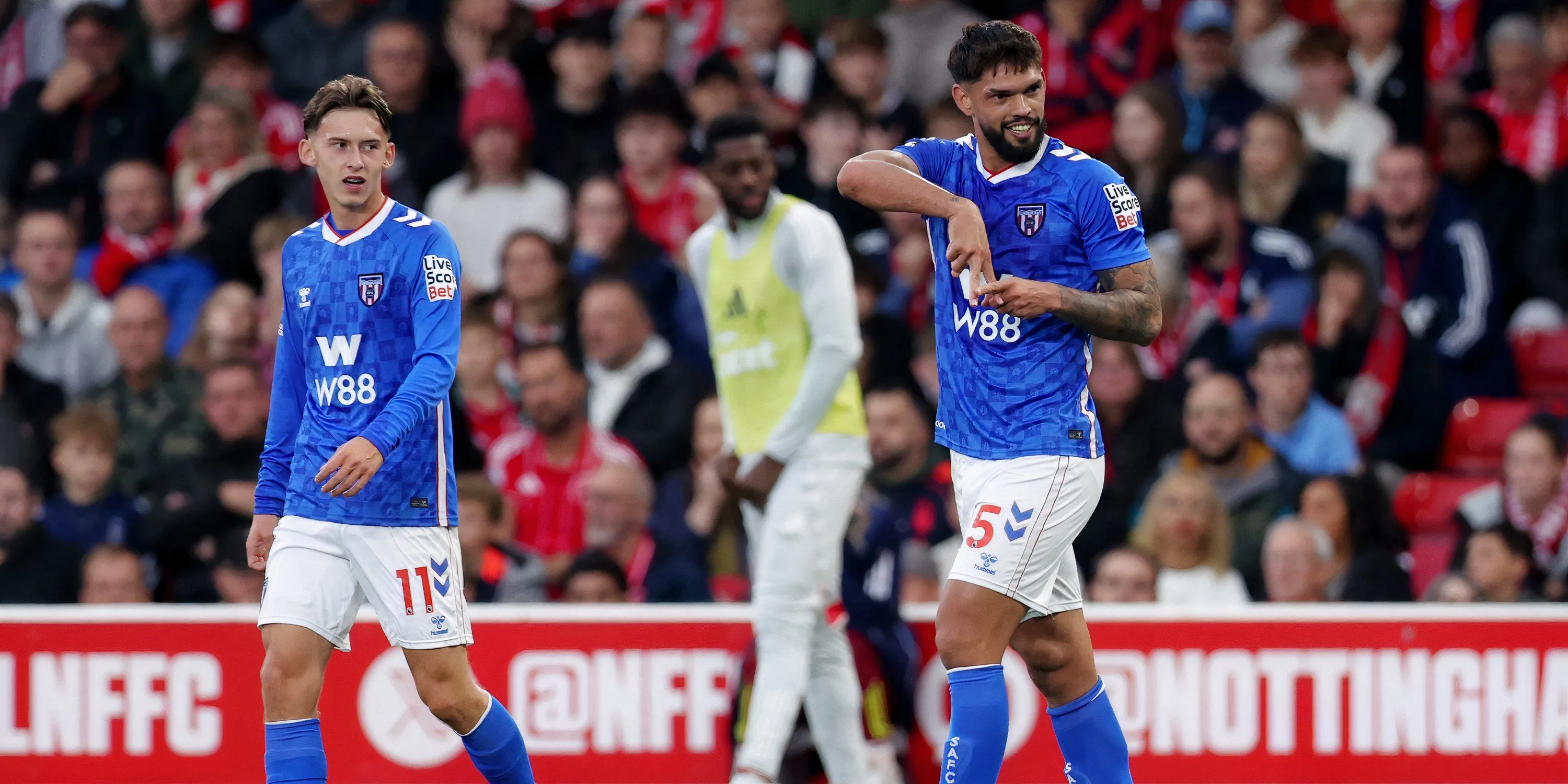 Cầu thủ Sunderland ăn mừng bàn thắng ở Ngoại hạng Anh