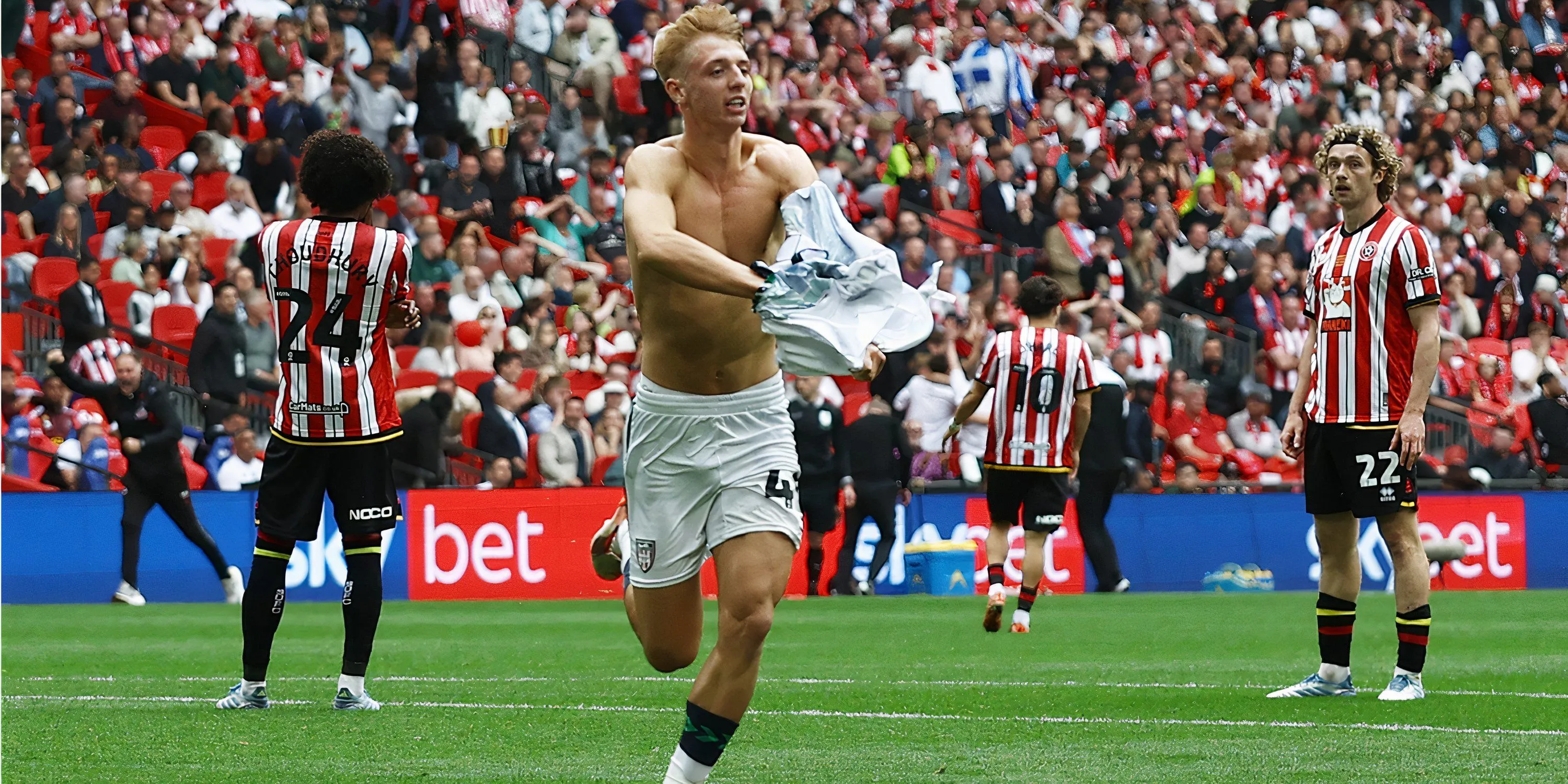 Cầu thủ trẻ Tommy Watson trong màu áo Brighton &amp; Hove Albion