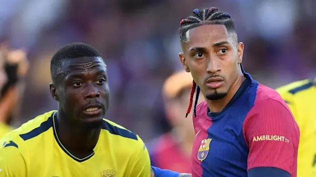 Cầu thủ Villarreal trong bộ áo vàng phản ứng trước thông tin trận đấu ở Miami bị hủy, nhấn mạnh mâu thuẫn giữa CLB và ban tổ chức.