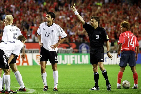 Chiếc thẻ vàng khiến Michael Ballack bị treo giò ở bán kết World Cup 2002 — ví dụ về hy sinh chiến thuật vì mục tiêu đội