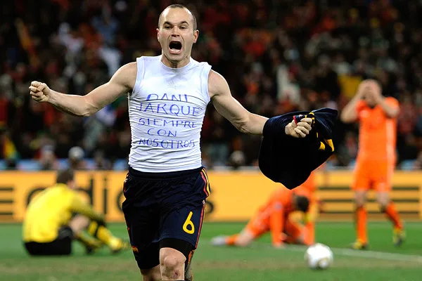 Cởi áo ăn mừng có thể bị phạt thẻ vàng — ví dụ hành vi phi thể thao