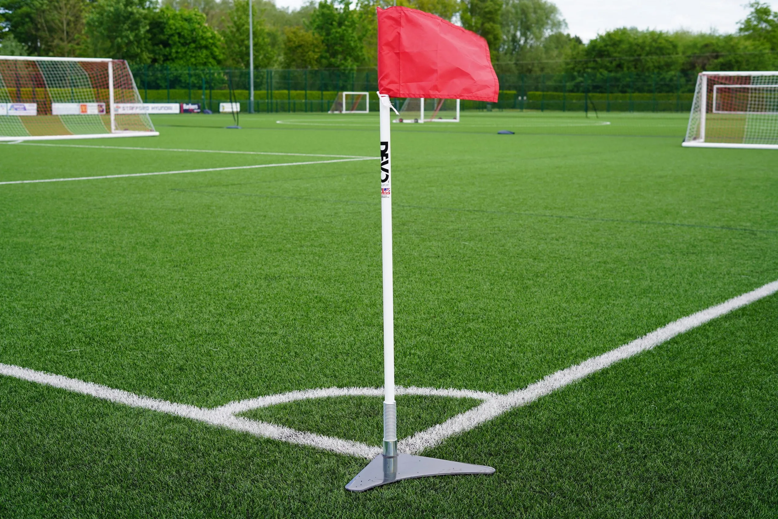Cột cờ góc đặt tại giao điểm biên ngang và biên dọc, phục vụ xác định phạt góc và ranh giới sân