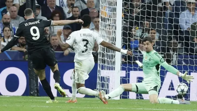 Courtois nhiều lần cứu thua cho Real Madrid, bộc lộ sự phụ thuộc vào cá nhân ở hàng thủ.