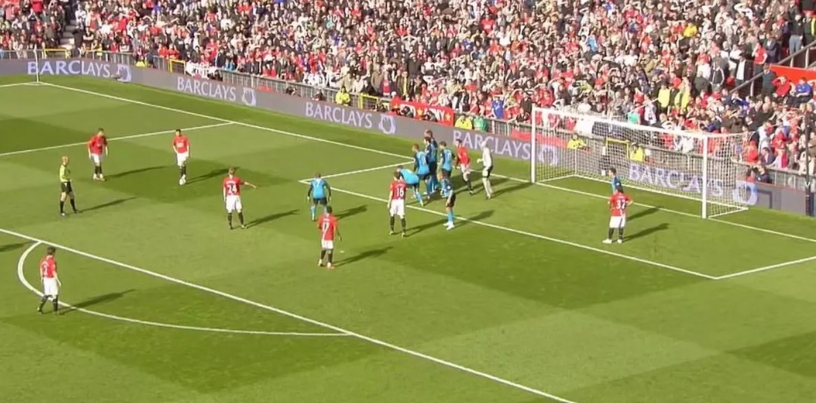 Cristiano Ronaldo dứt điểm sau tình huống đá phạt gián tiếp mở bóng hợp pháp trong trận MU vs Aston Villa 2008/09