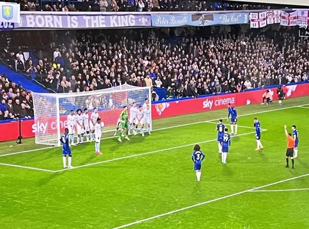 Đá phạt gián tiếp ít xuất hiện nhưng đòi hỏi hiểu luật và phối hợp đồng đội cao trong vòng cấm