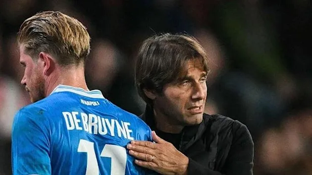De Bruyne di chuyển giữa các tuyến, tạo khoảng trống cho biên