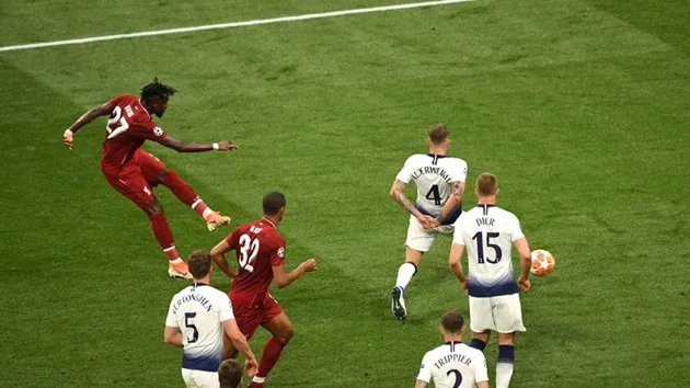 Divock Origi ghi bàn sau tình huống phạt góc trong chung kết Champions League 2019, ví dụ về phối hợp nhanh và tận dụng kẽ hở phòng ngự.