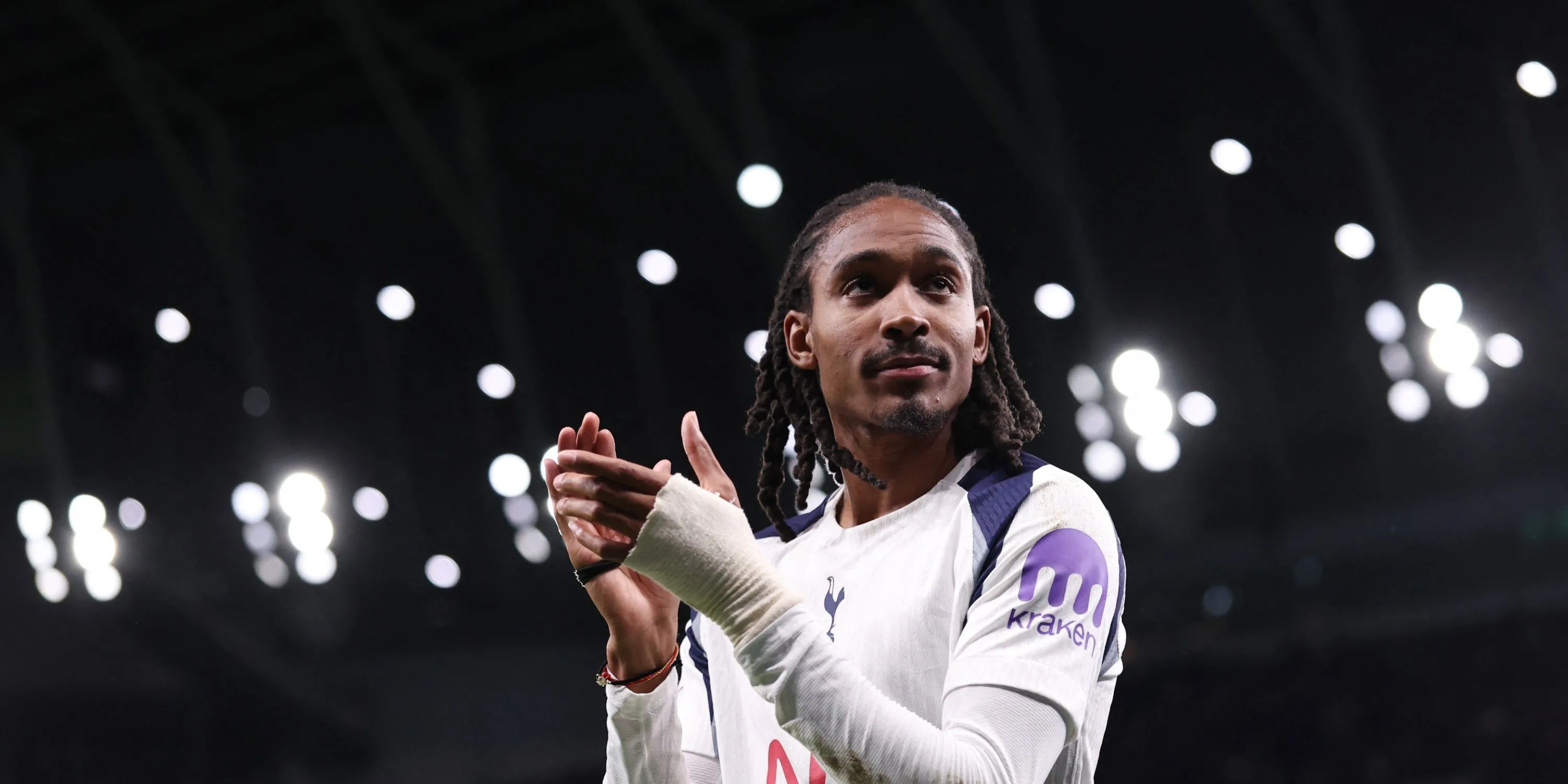 Djed Spence ăn mừng bàn thắng cùng đồng đội Tottenham