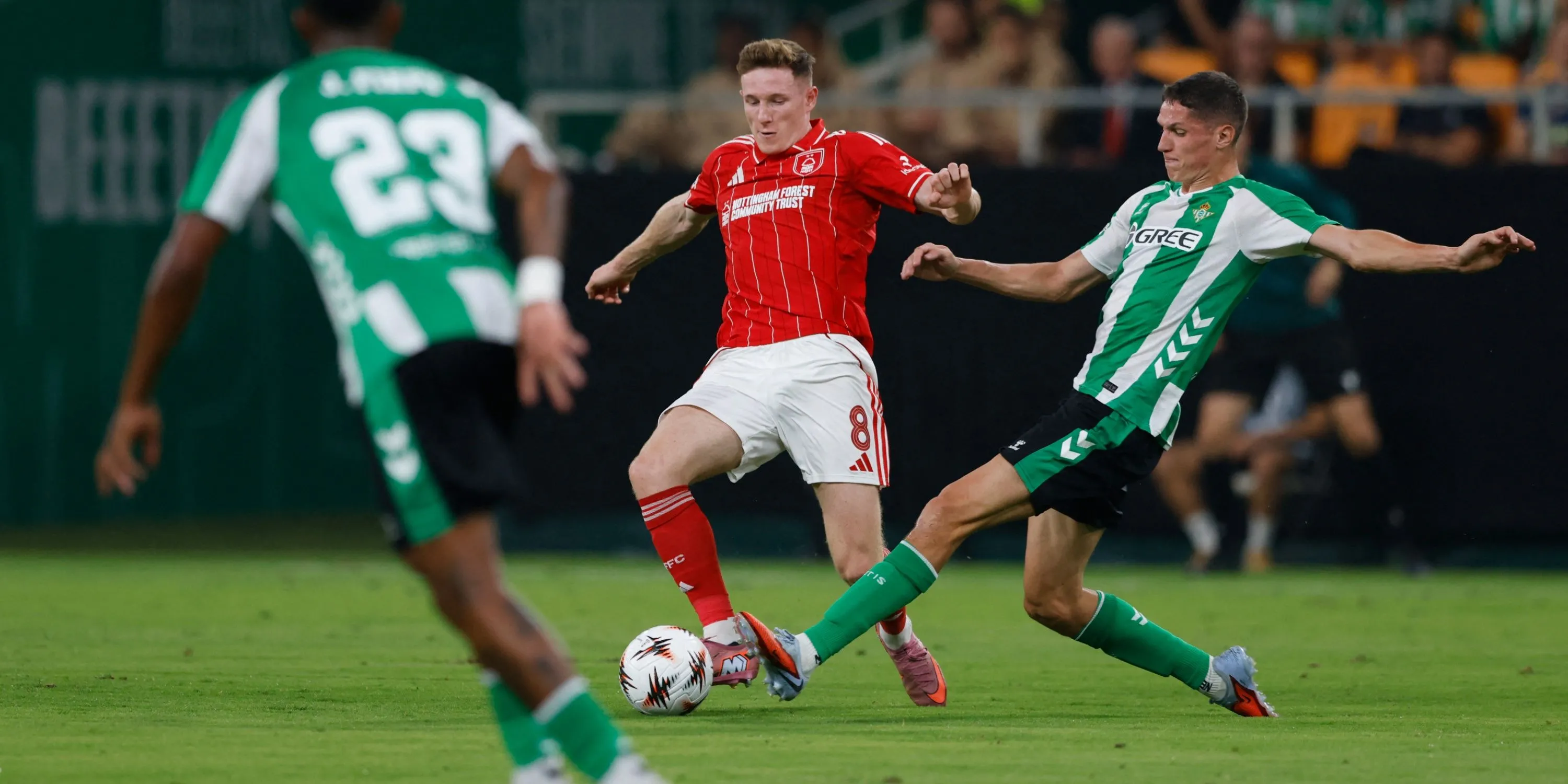 Elliot Anderson của Nottingham Forest trong một pha xử lý bóng, biểu trưng cho lối chơi cầm bóng và rê dắt của mục tiêu chuyển nhượng Tottenham