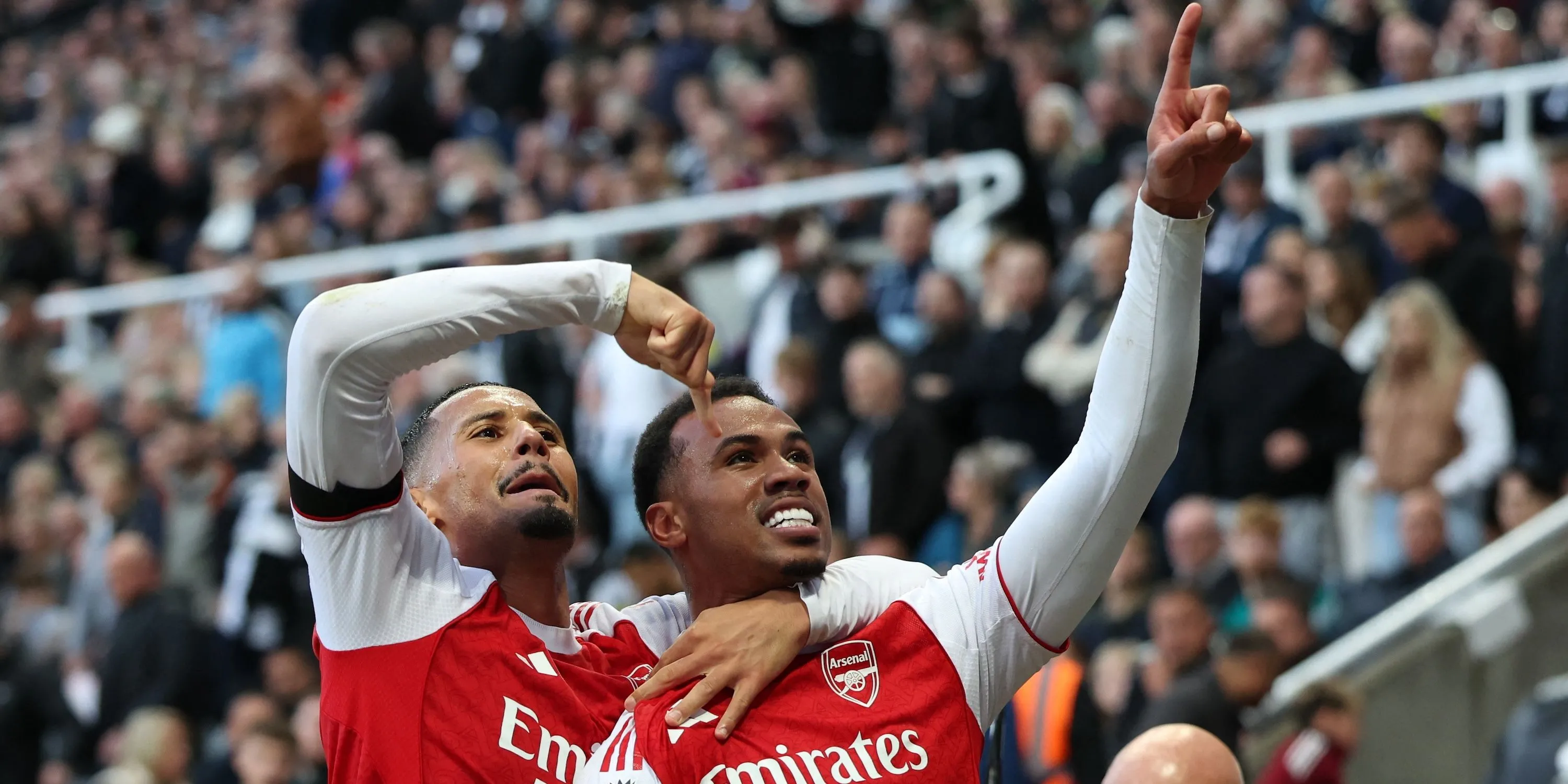 Gabriel và Saliba ăn mừng, biểu tượng cho sự ăn ý nơi cặp trung vệ Arsenal