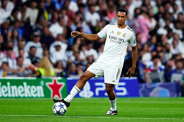 Hậu vệ biên hiện đại cần kết hợp phòng ngự và hỗ trợ tấn công như Trent Alexander-Arnold