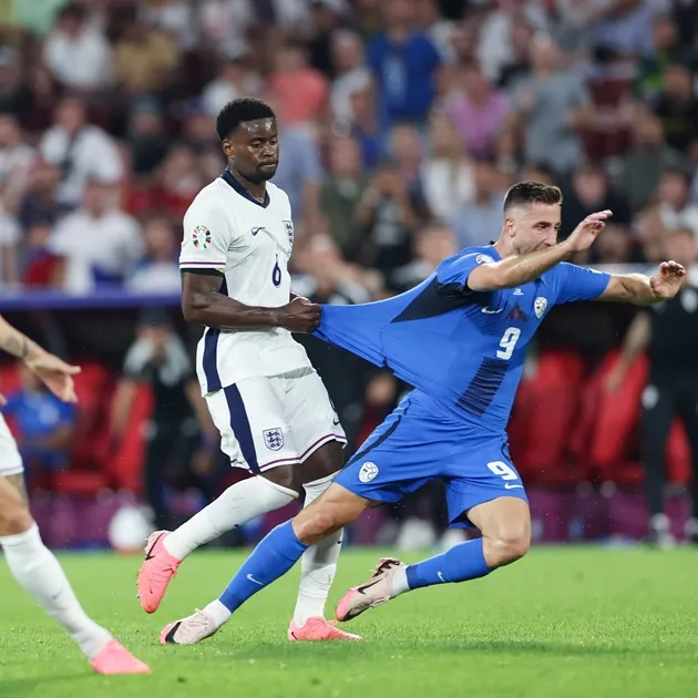 Kéo áo, cản người là các lỗi thường gặp dẫn tới đá phạt trực tiếp; phòng ngự cần nhận diện và xử lý theo luật