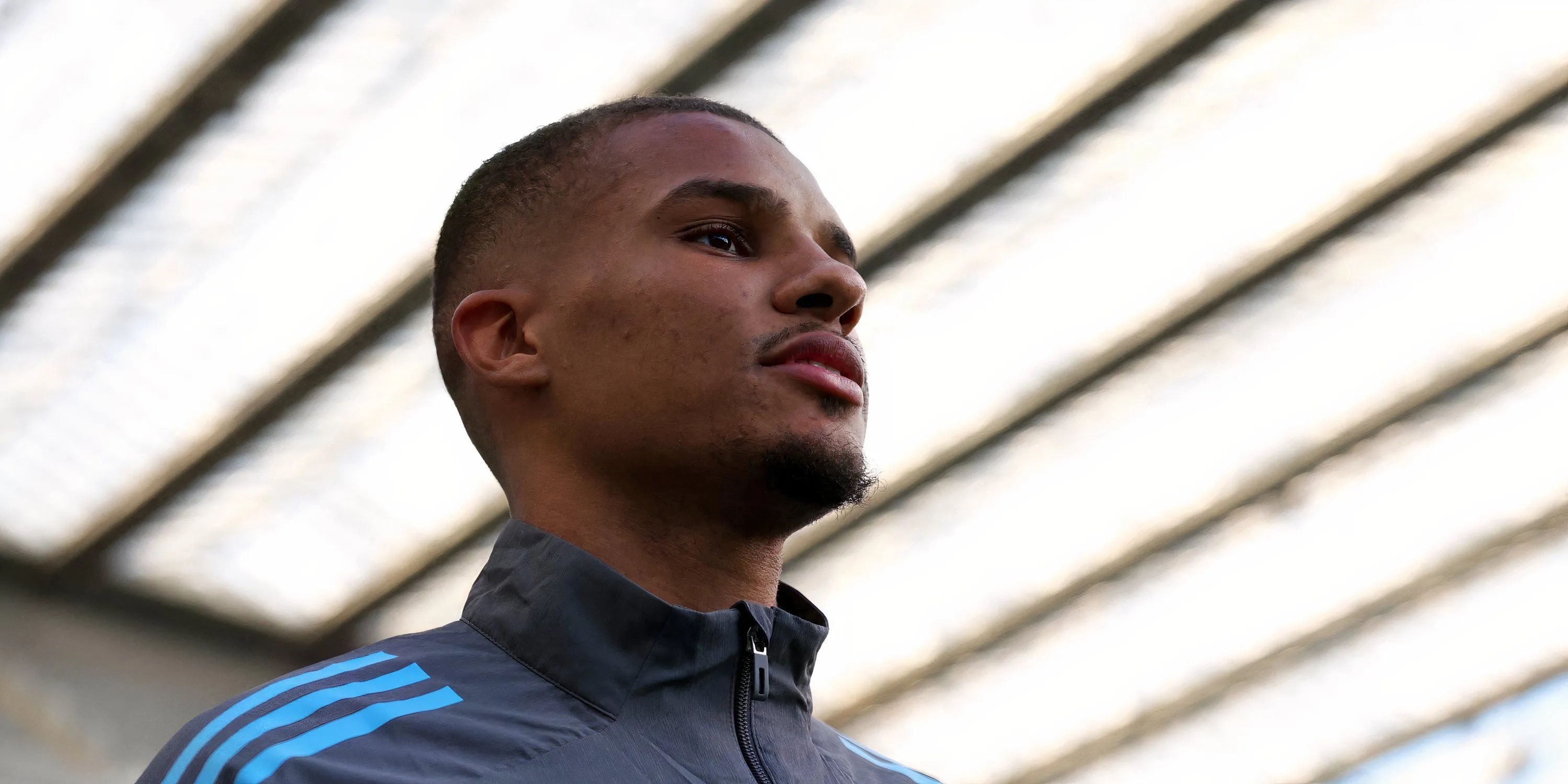 Malick Thiaw trong màu áo Newcastle thực hiện pha cắt bóng, biểu hiện sức mạnh và khả năng không chiến