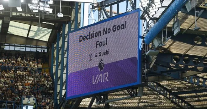 Màn hình VAR hiển thị tình huống dẫn đến thay đổi thổi phạt: VAR can thiệp trong bốn trường hợp rõ rệt