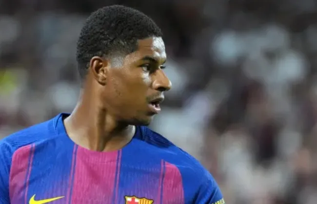 Marcus Rashford tập trung trước trận El Clasico, biểu cảm quyết tâm trên sân Bernabeu, chuẩn bị cho nhiệm vụ tấn công và pressing
