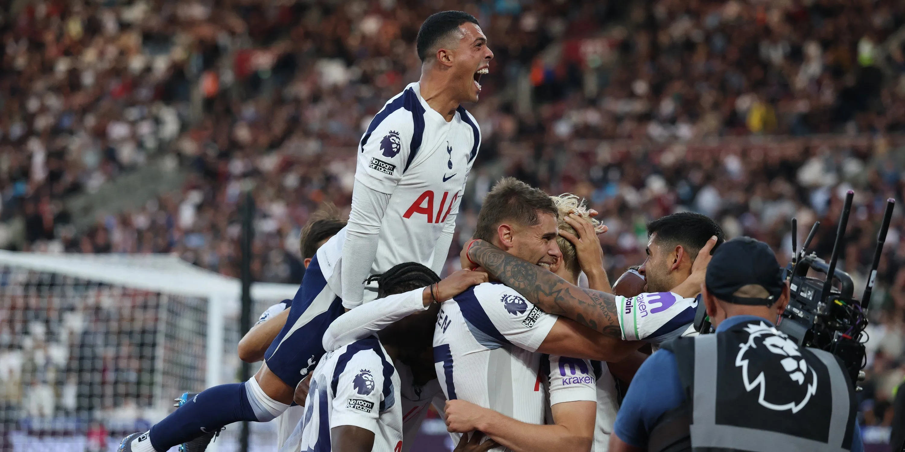 Micky van de Ven và Pedro Porro ăn mừng chiến thắng cùng Tottenham
