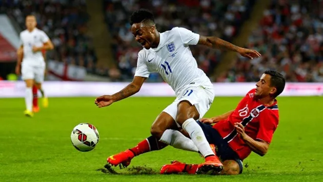 Những pha xoạc bóng trong vòng cấm rất dễ dẫn đến penalty.