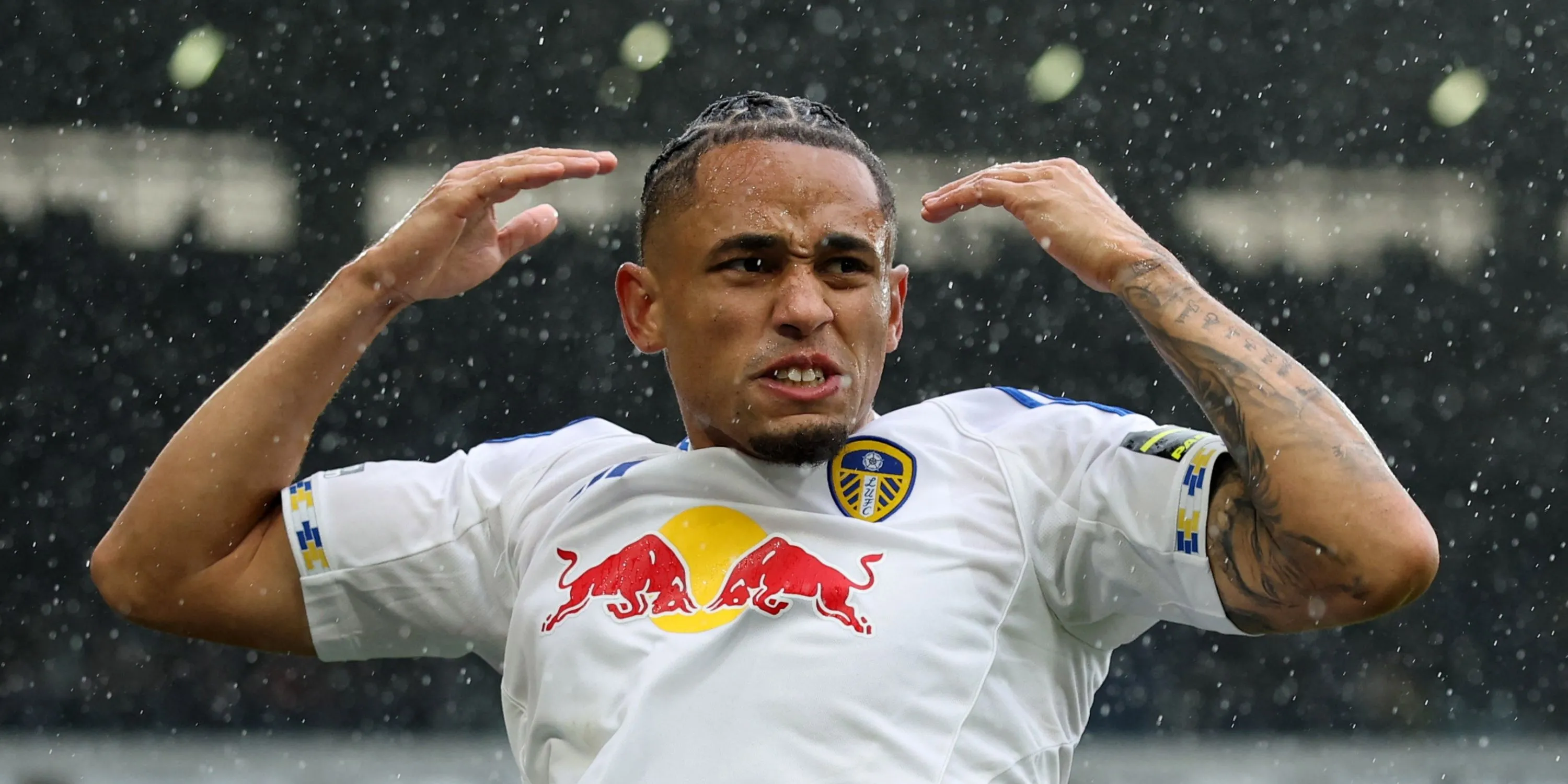 Noah Okafor trong màu áo Leeds tấn công tốc độ, hoàn thành 6 dribbles trận gặp Wolves