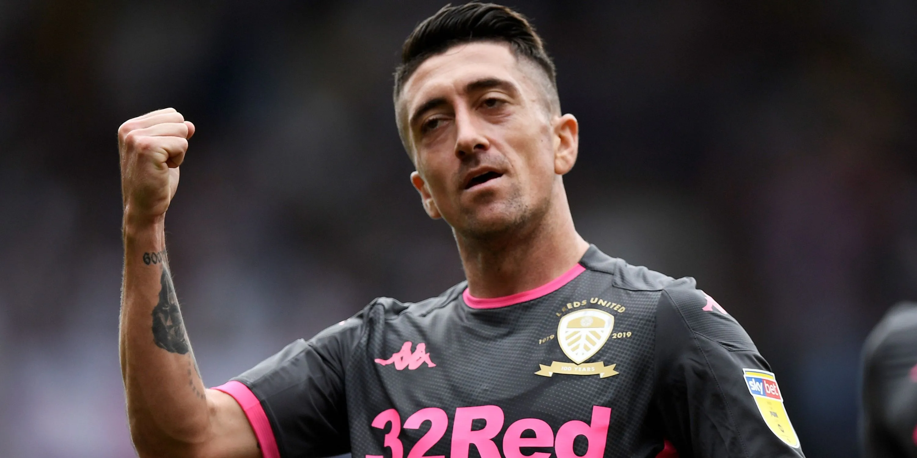 Pablo Hernandez sút bóng cho Leeds trong trận gặp Bristol City, biểu tượng sáng tạo ở Championship