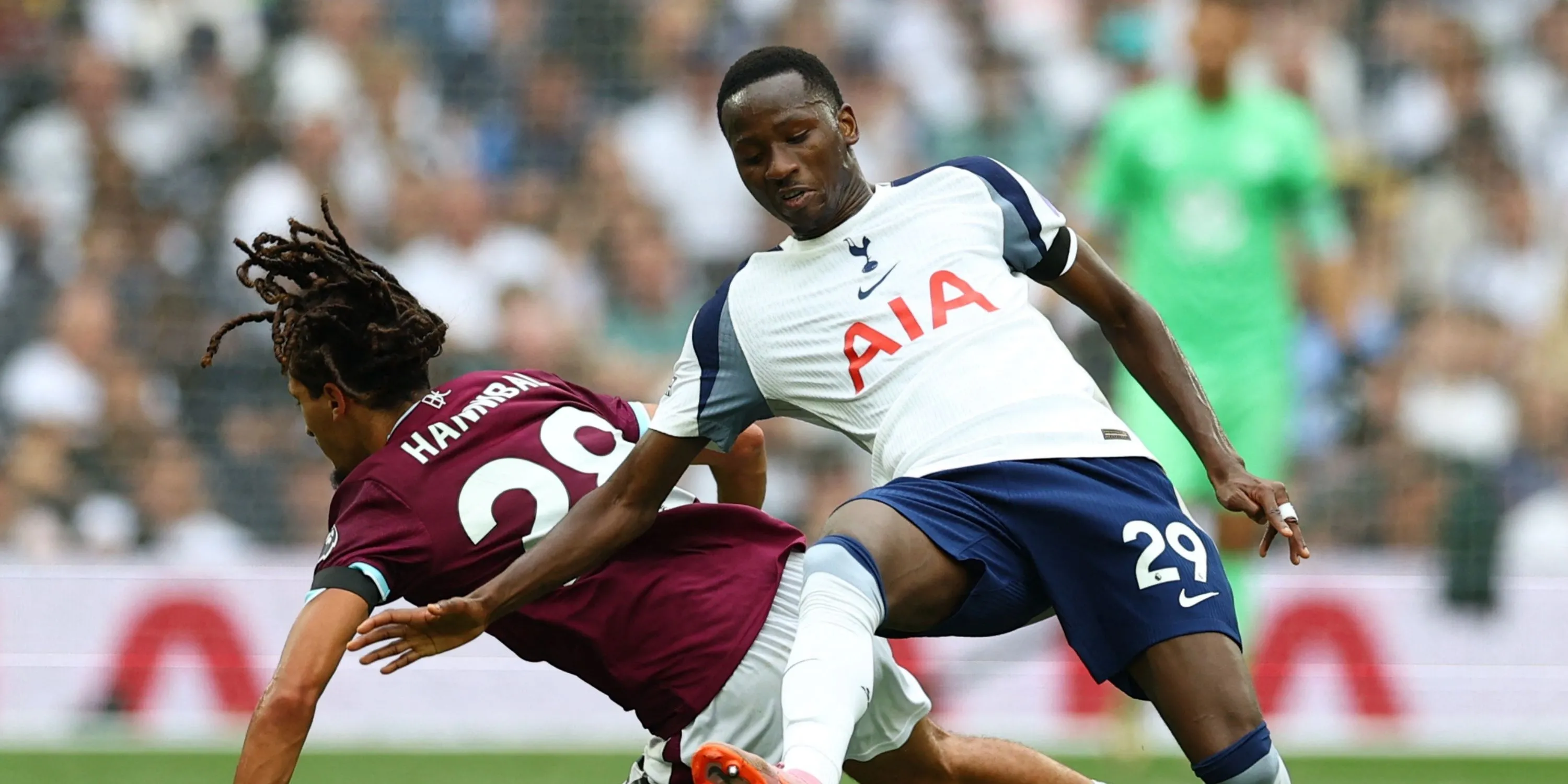 Pape Sarr trong màu áo Spurs đối đầu Burnley, minh họa tầm quan trọng của tiền vệ trung tâm trong đội hình Tottenham