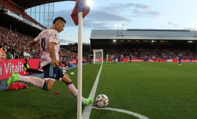 Phối cảnh tấn công từ phạt góc: Arsenal từng có những phương án khai thác phạt góc hiệu quả ở châu Âu.