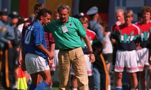 Roberto Baggio buồn bã khi bị thay ra tại World Cup 1994, minh họa hệ quả cảm xúc và chiến thuật của thay người quyết định
