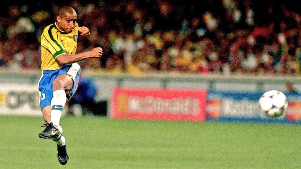 Roberto Carlos ghi bàn từ đá phạt trực tiếp với cú sút kỹ thuật, minh họa sức mạnh và hiệu ứng xoáy bóng trong đá phạt trực tiếp