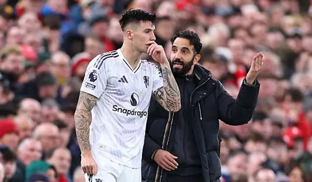 Ruben Amorim quan sát và chỉ đạo các học trò, biểu tượng cho quá trình xây dựng chiến thuật tại Manchester United