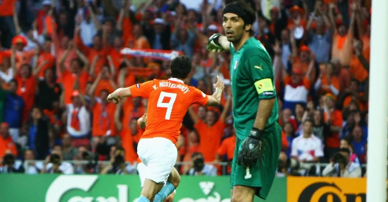 Ruud van Nistelrooy trong tình huống gây tranh cãi tại EURO 2008 — ví dụ lịch sử về xác định vị trí hậu vệ cuối cùng và người tấn công.