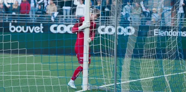 Thủ môn không được làm rung hoặc dịch chuyển khung thành theo quy định an toàn của FIFA