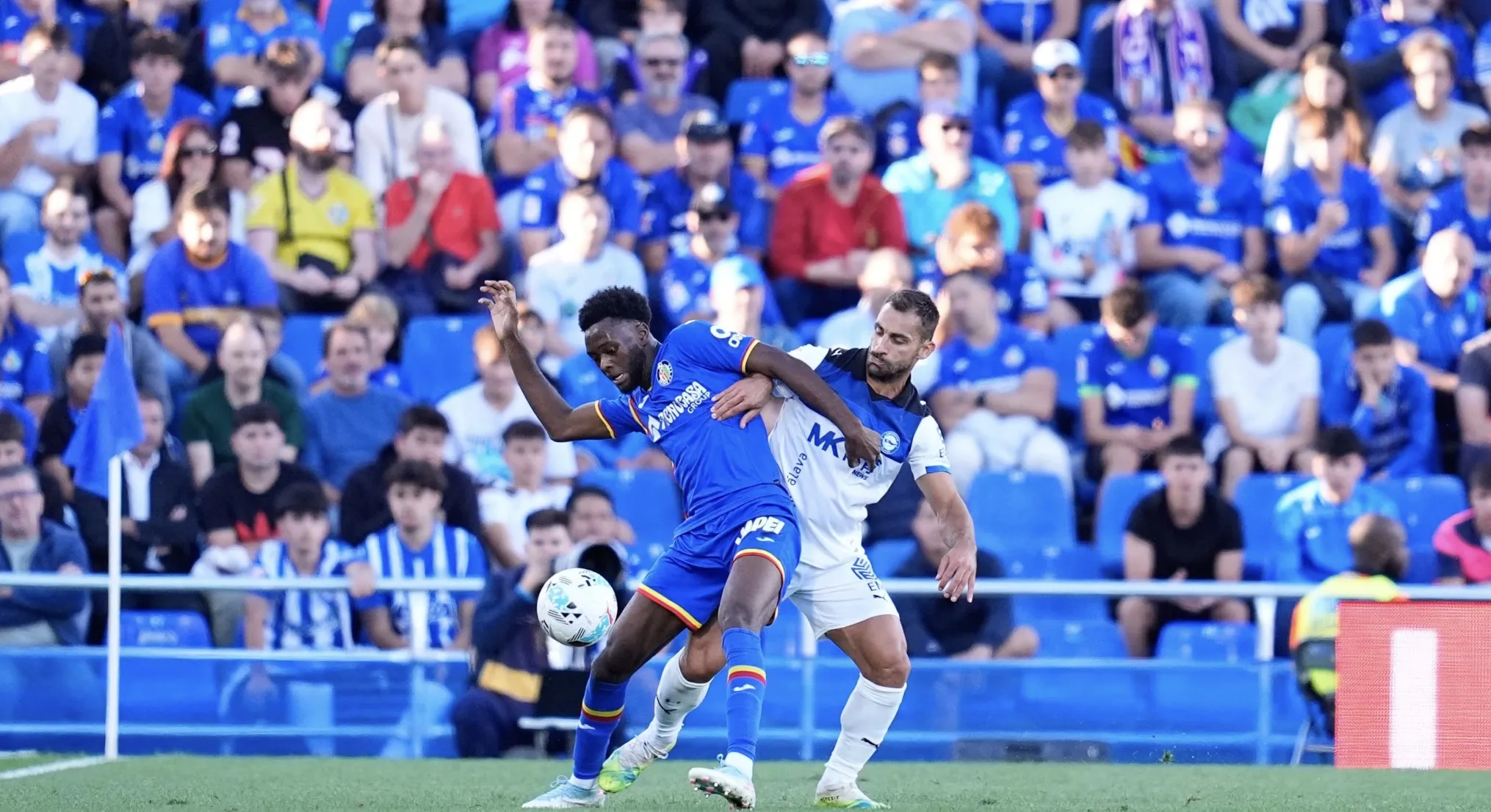 Tiền đạo sinh năm 2003 chỉ ra điểm khác biệt giữa 2 nền bóng đá