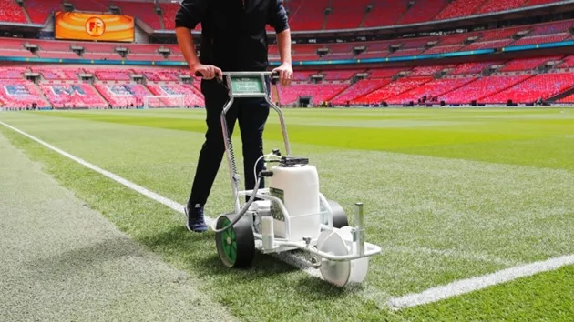 Việc chăm sóc và bảo dưỡng mặt cỏ thường xuyên đóng vai trò quan trọng với SVĐ