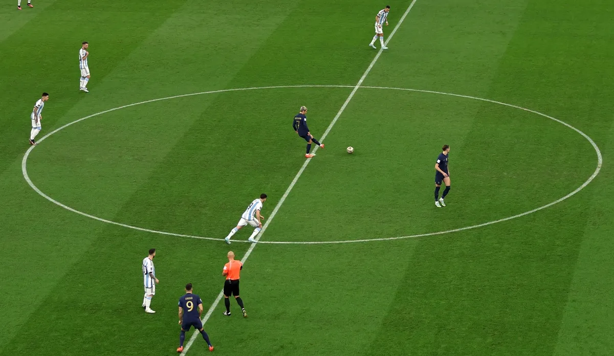 Vòng tròn trung tâm trên sân bóng, bán kính 9.15 m theo Luật IFAB/FIFA
