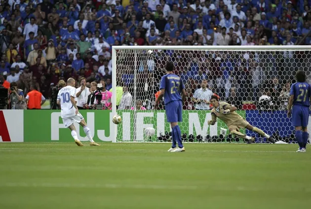 Zidane đã &quot;đánh lừa&quot; thành công Buffon trong tình huống penalty nghẹt thở năm 2006.