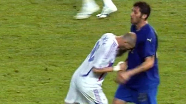 Zidane húc đầu Materazzi ở World Cup 2006 dẫn tới thẻ đỏ trực tiếp