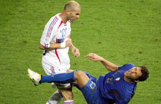 Zidane húc đầu Materazzi trong hiệp phụ chung kết World Cup 2006, khoảnh khắc thay đổi lịch sử