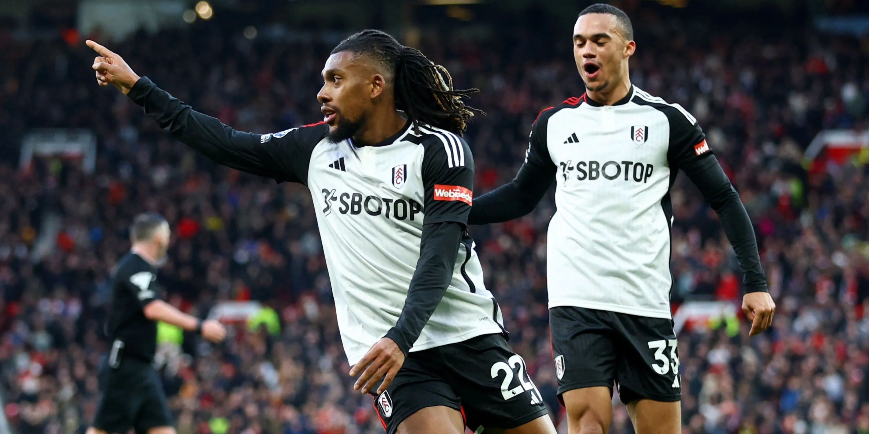 Alex Iwobi ăn mừng sau khi ghi bàn thắng trong trận Fulham 2-1 Man United