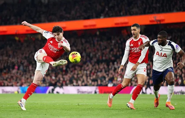 Declan Rice – 7.3 điểm. Rice đóng vai trò trụ cột tuyến giữa, tung đường chuyền một chạm dẫn đến bàn thắng đầu tiên của Eze. Kiểm soát nhịp độ trận đấu.