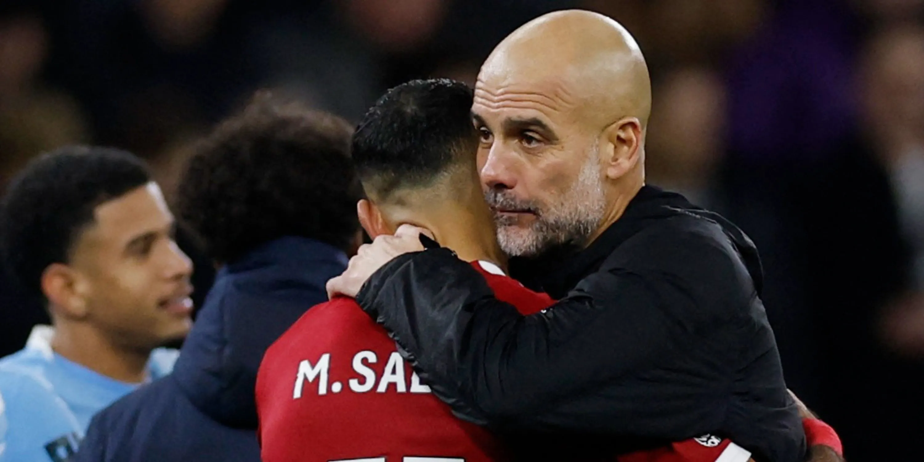 Huấn luyện viên Manchester City Pep Guardiola ôm Mohamed Salah của Liverpool sau trận đấu