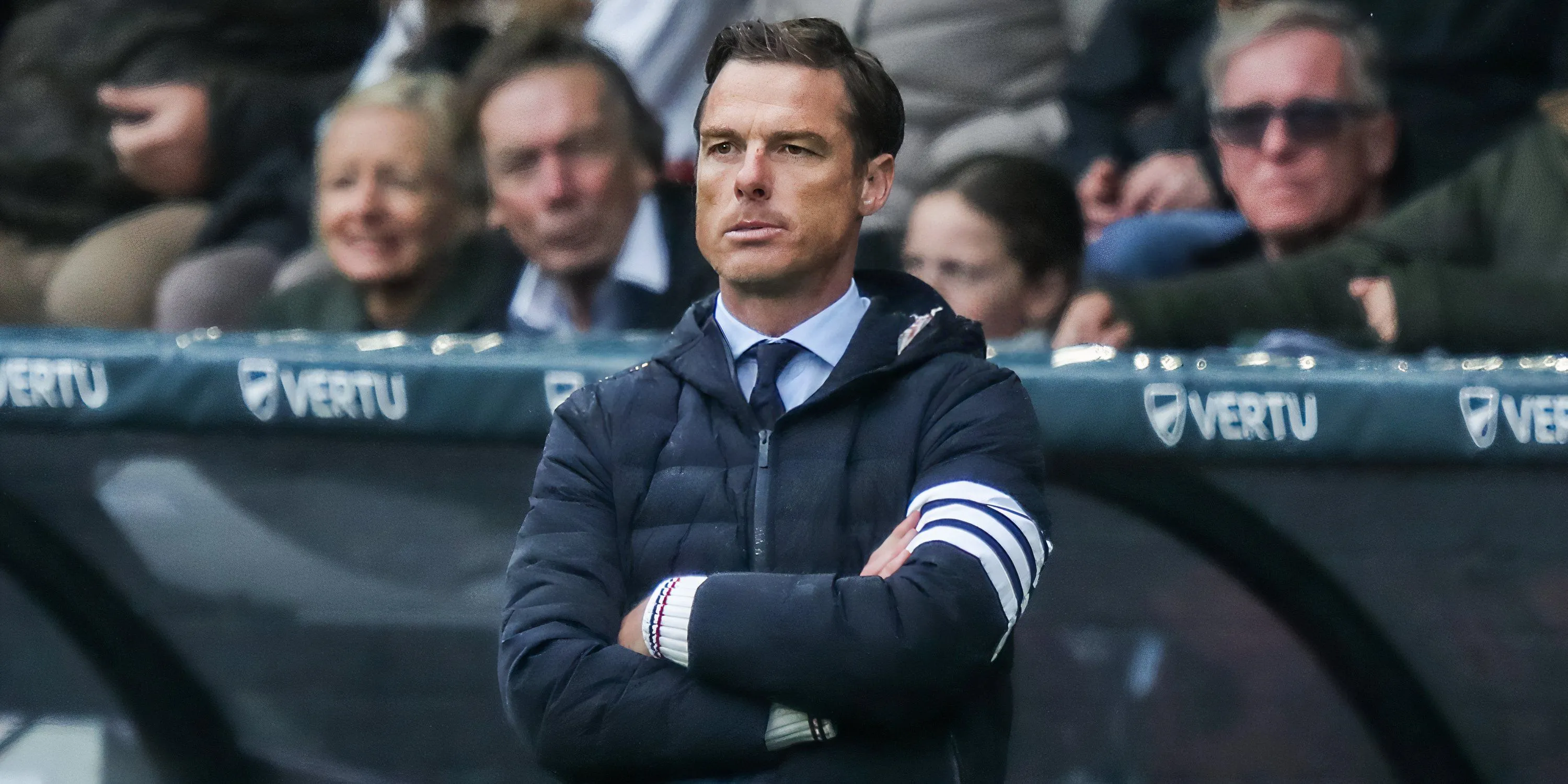 Huấn luyện viên Scott Parker quan sát từ ban huấn luyện của Burnley