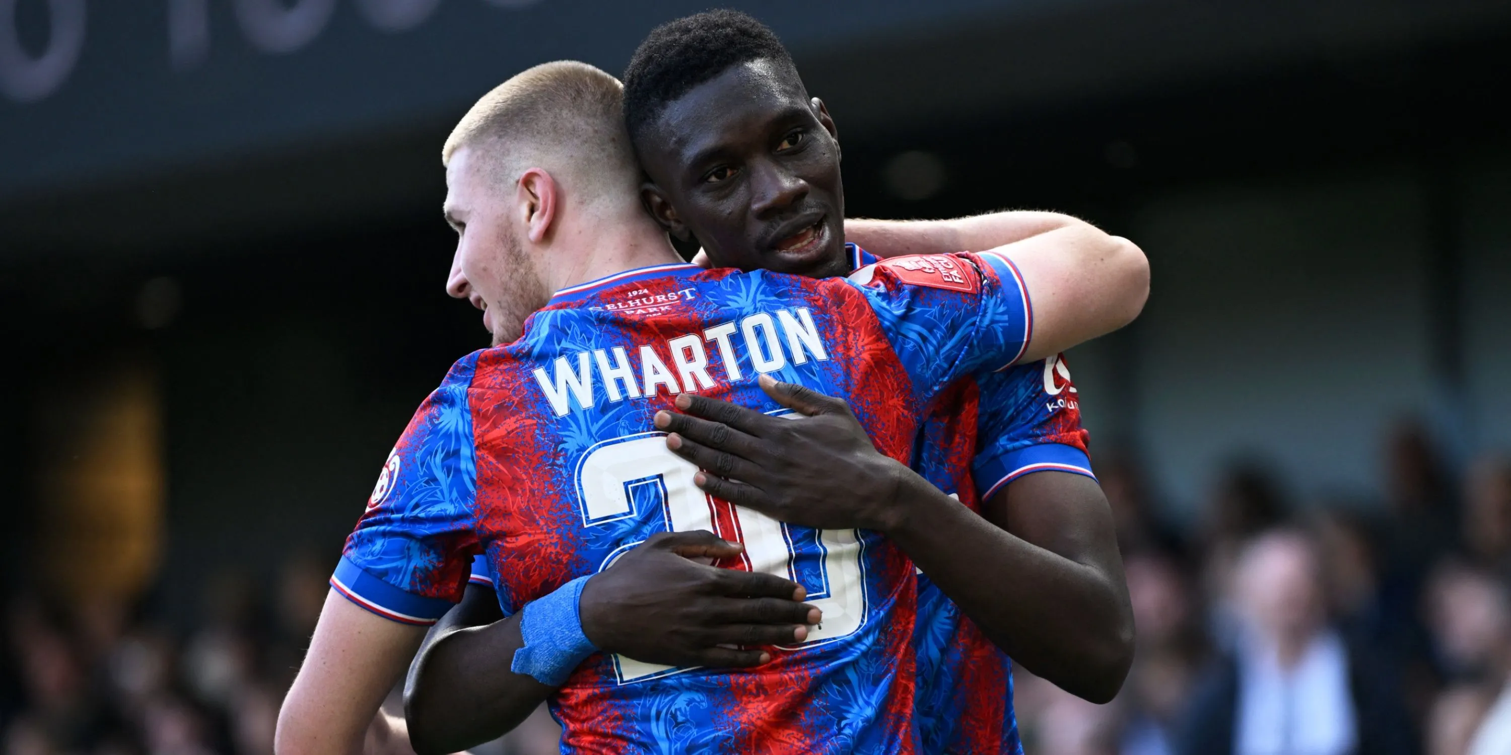 Ismaila Sarr và Christantus Uche ôm lấy nhau tại Crystal Palace