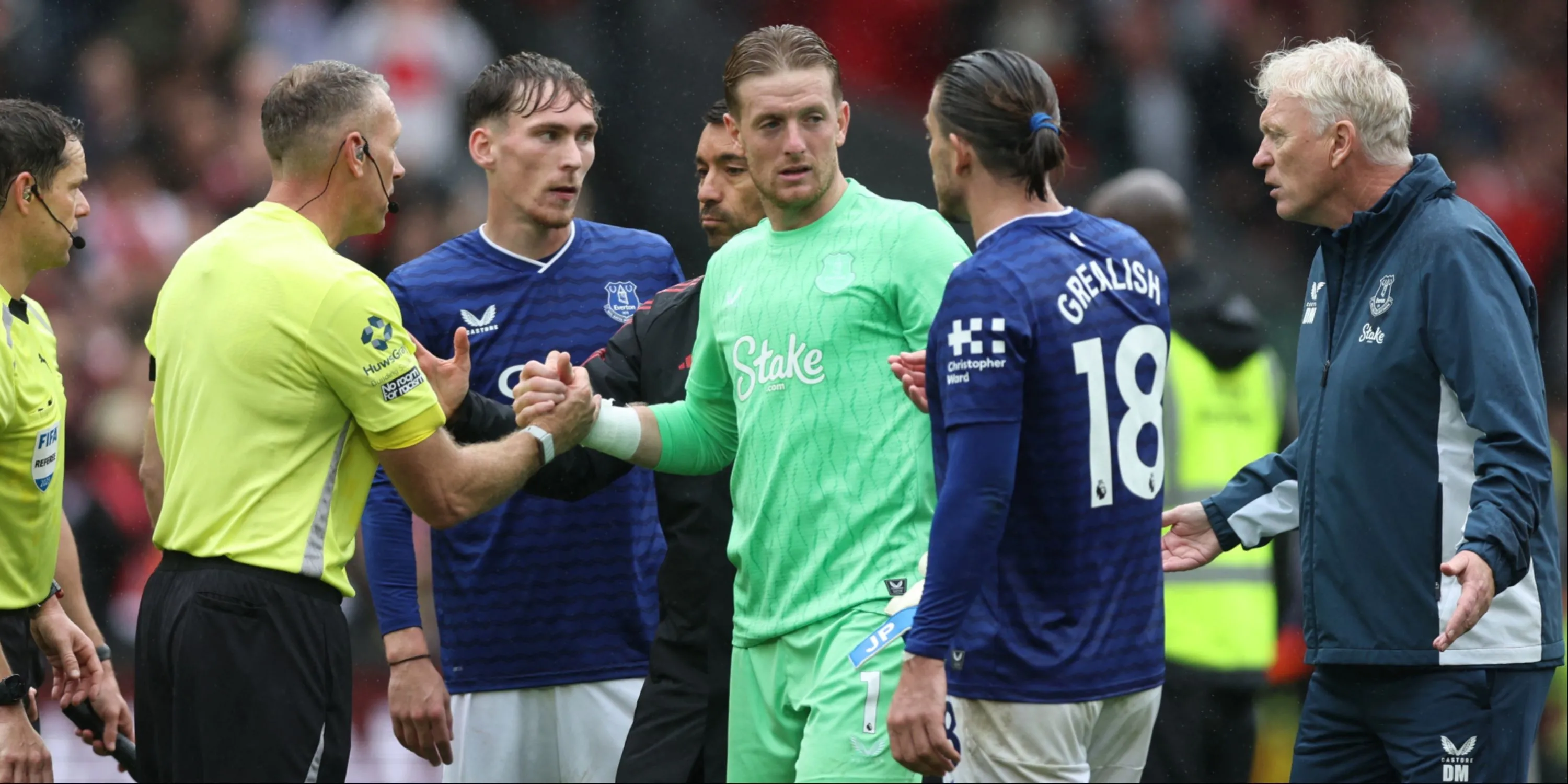 Jack Grealish và các cầu thủ Everton trong trận đấu