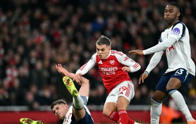 Leandro Trossard – 8.3 điểm. Trossard ghi bàn mở tỷ số và kiến tạo bàn ấn định tỷ số cho Eze. Là mũi khoan quan trọng trong các tình huống tấn công biên.