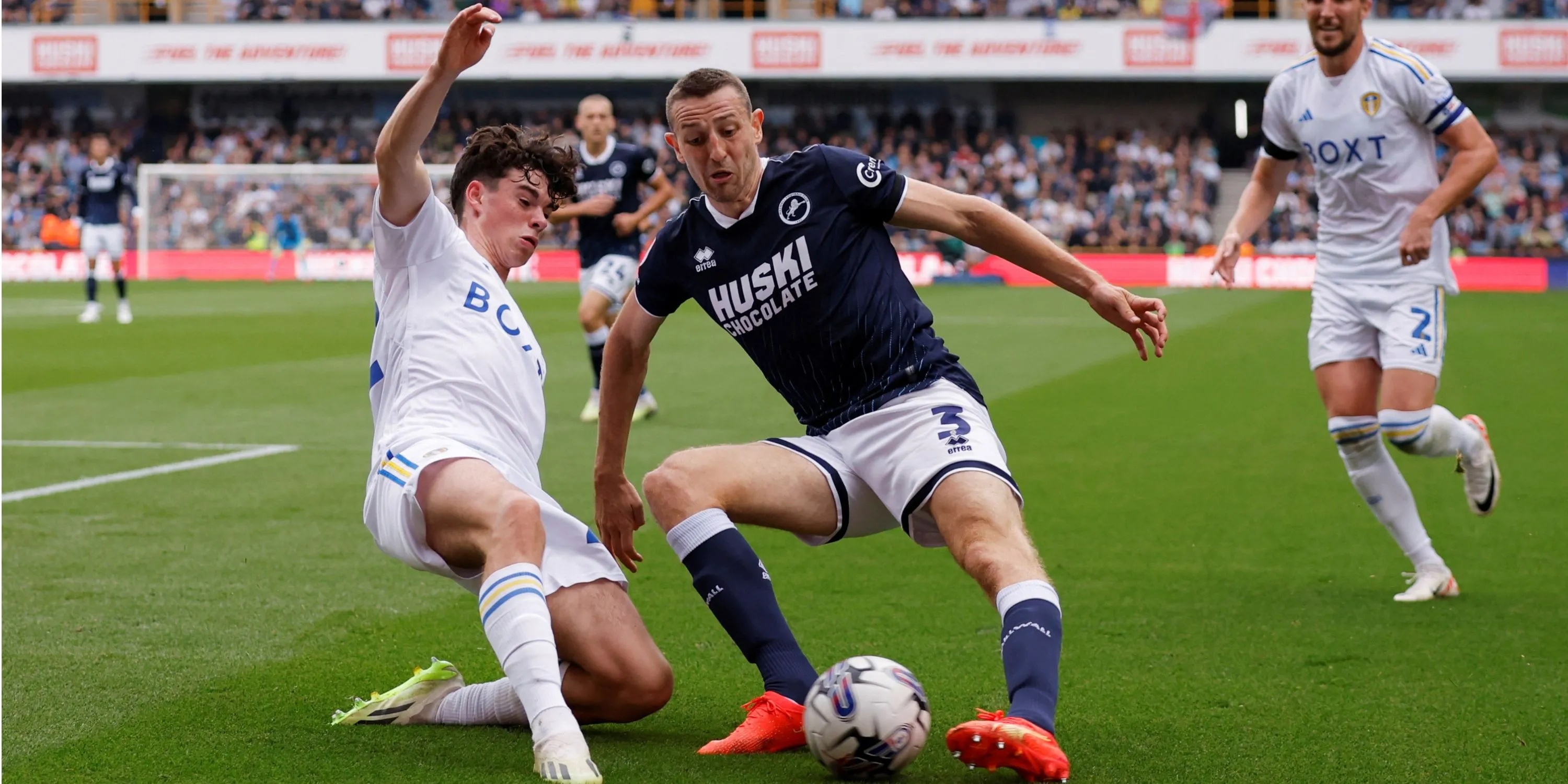 Millwall trong cuộc đối đầu với Leeds United, thể hiện cường độ chiến thuật của CLB