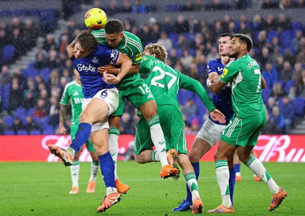 Malick Thiaw thực hiện pha tranh chấp bóng bổng xuất sắc trước Everton